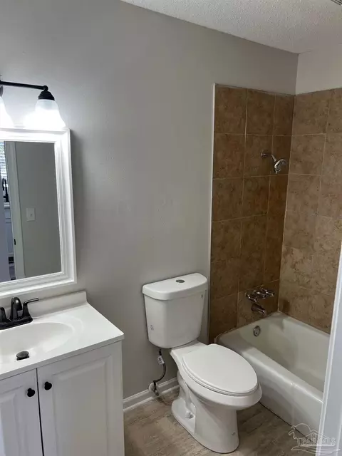 Bath - 6630 Applegate St, Milton, FL 32570 photo 4 of 4