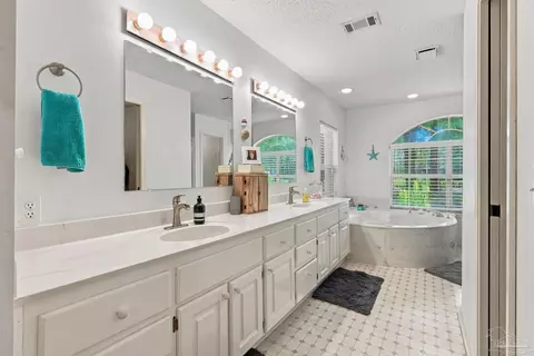 Bath - 6932 Summit Pl, Milton, FL 32570 photo 1 of 5