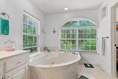 Bath - 6932 Summit Pl, Milton, FL 32570 photo 2 of 5