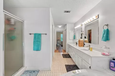 Bath - 6932 Summit Pl, Milton, FL 32570 photo 3 of 5