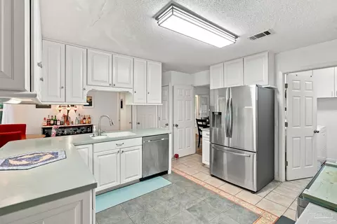 Kitchen - 6932 Summit Pl, Milton, FL 32570 photo 2 of 3