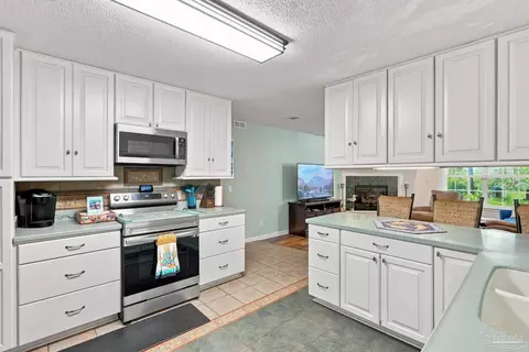 Kitchen - 6932 Summit Pl, Milton, FL 32570 photo 1 of 3