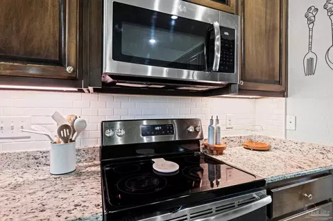 Kitchen - 6446 Benelli Dr, Milton, FL 32570 photo 4 of 5