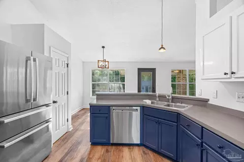 Kitchen - 4052 Buttonbush Dr, Milton, FL 32583 photo 4 of 4