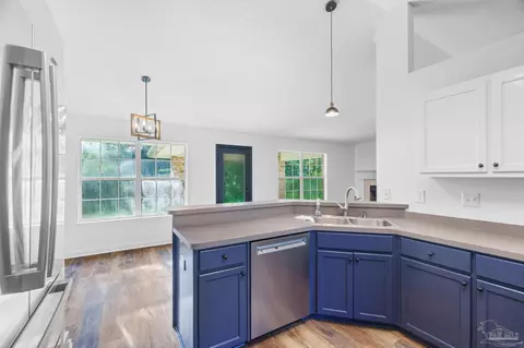 Kitchen - 4052 Buttonbush Dr, Milton, FL 32583 photo 3 of 4