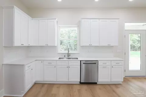 Kitchen - 2433 Walling Rd, Milton, FL 32570 photo 3 of 3