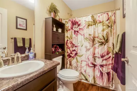 Bath - 4493 Hampton Bay Blvd, Milton, FL 32583 photo 2 of 6