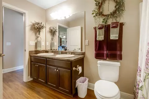 Bath - 4493 Hampton Bay Blvd, Milton, FL 32583 photo 3 of 6