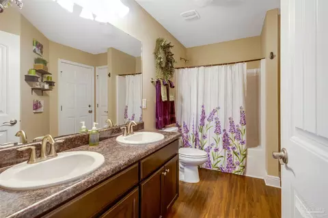 Bath - 4493 Hampton Bay Blvd, Milton, FL 32583 photo 1 of 6