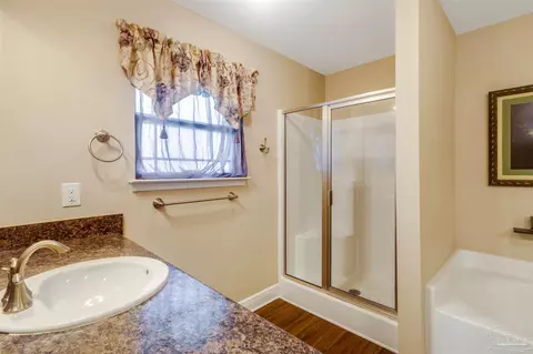 Bath - 4493 Hampton Bay Blvd, Milton, FL 32583 photo 5 of 6