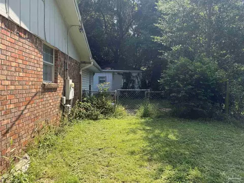 Exterior - 5896 Cedar Tree Dr, Milton, FL 32570 photo 3 of 4