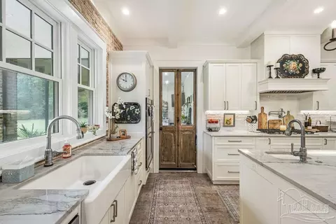 Kitchen - 2433 Wallace Lake Rd, Pace, FL 32571 photo 7 of 11