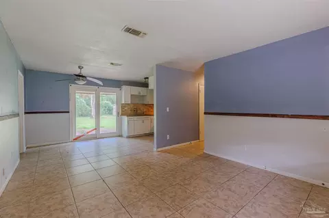 Living - 136 Shady Ln, Crestview, FL 32536 photo 2 of 4