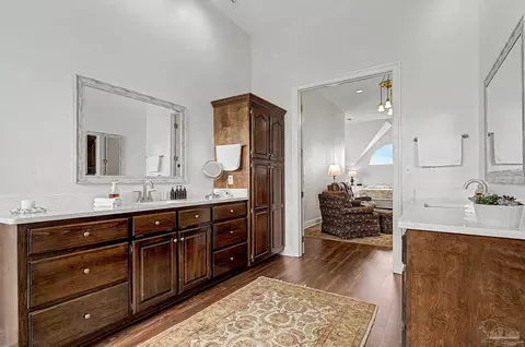 Bath - 4504 Bayside Dr, Milton, FL 32583 photo 3 of 6