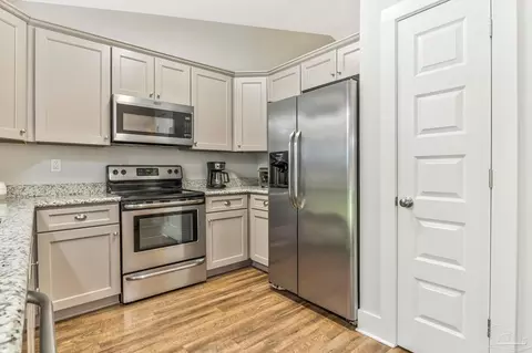 Kitchen - 6404 Aspen Ave, Milton, FL 32570 photo 2 of 3