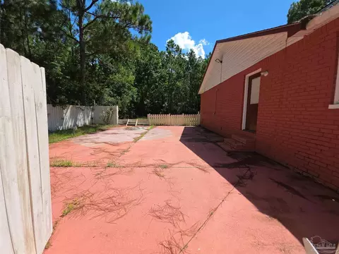 Exterior - 976 Dolphin Rd, Milton, FL 32583 photo 4 of 7