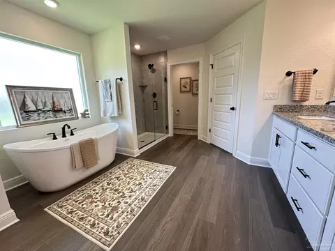 Bath - 5165 Barnett Rd, Pace, FL 32571 photo 2 of 5
