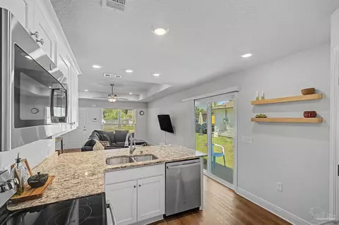 Kitchen - 4042 Floridatown Rd, Pace, FL 32571 photo 4 of 5