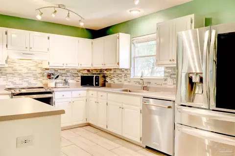Kitchen - 4837 Shane Way, Pace, FL 32571 photo 3 of 7