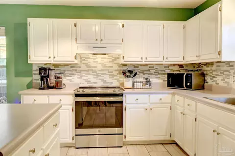Kitchen - 4837 Shane Way, Pace, FL 32571 photo 6 of 7