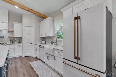 Kitchen - 10830 Straw Bridge Rd, Jay, FL 32565 photo 10 of 13