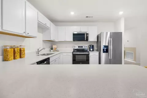 Kitchen - 4040 Edgefield St, Milton, FL 32583 photo 3 of 6