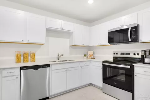 Kitchen - 4040 Edgefield St, Milton, FL 32583 photo 4 of 6