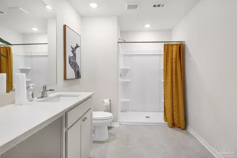 Bath - 4040 Edgefield St, Milton, FL 32583 photo 2 of 3