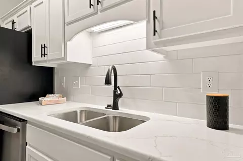Kitchen - 5998 Ridgeview Dr, Milton, FL 32570 photo 5 of 8