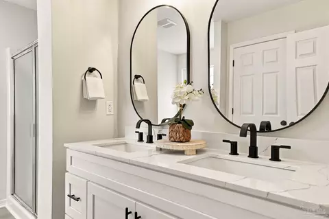 Bath - 5998 Ridgeview Dr, Milton, FL 32570 photo 2 of 5