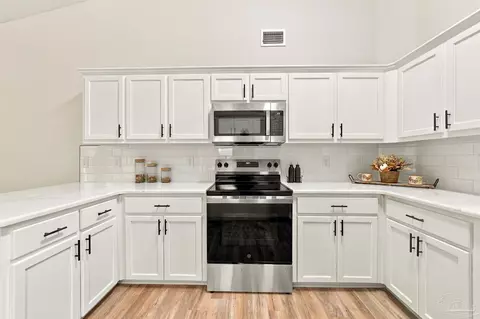 Kitchen - 5998 Ridgeview Dr, Milton, FL 32570 photo 3 of 8
