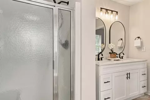 Bath - 5998 Ridgeview Dr, Milton, FL 32570 photo 5 of 5