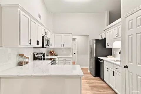 Kitchen - 5998 Ridgeview Dr, Milton, FL 32570 photo 6 of 8