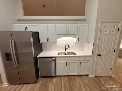 Kitchen - 5998 Ridgeview Dr, Milton, FL 32570 photo 2 of 8