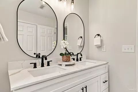 Bath - 5998 Ridgeview Dr, Milton, FL 32570 photo 3 of 5
