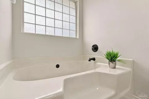 Bath - 5998 Ridgeview Dr, Milton, FL 32570 photo 4 of 5