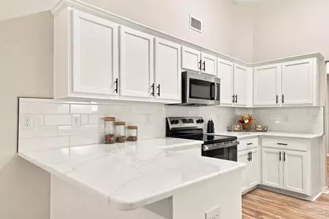 Kitchen - 5998 Ridgeview Dr, Milton, FL 32570 photo 7 of 8