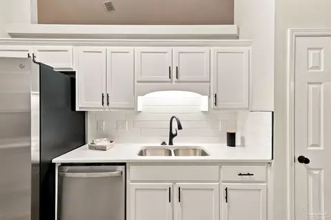 Kitchen - 5998 Ridgeview Dr, Milton, FL 32570 photo 4 of 8