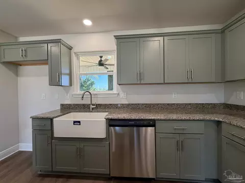 Kitchen - 5142 Blackmon Dr, Jay, FL 32565 photo 2 of 4