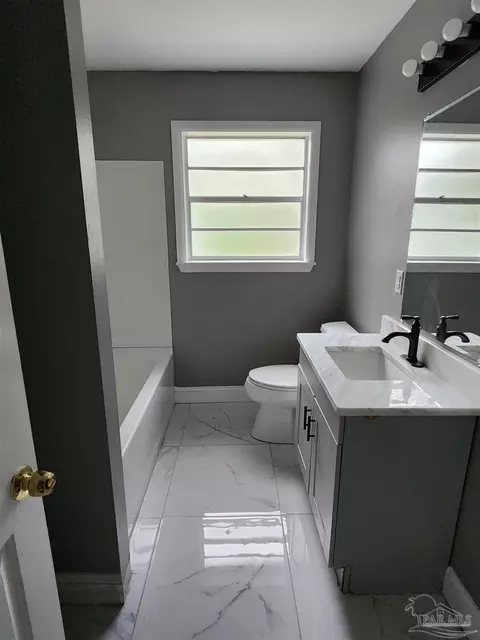 Bath - 4941 Henry St, Milton, FL 32570 photo 1 of 2