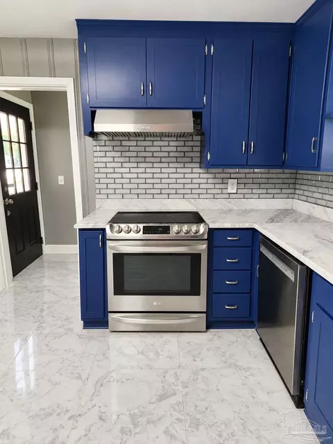 Kitchen - 4941 Henry St, Milton, FL 32570 photo 3 of 5