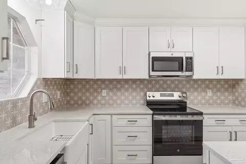 Kitchen - 7448 Rustling Pines Dr, Milton, FL 32583 photo 4 of 5