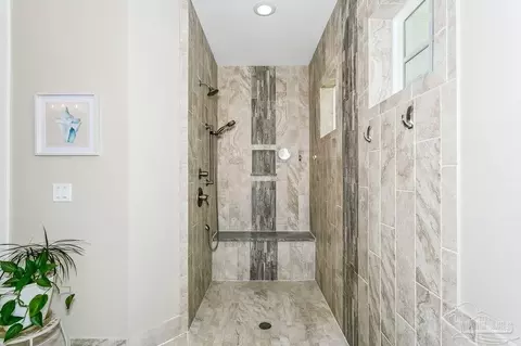 Bath - 7677 Petersen Pt Rd, Milton, FL 32583 photo 4 of 5