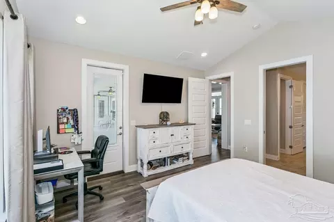 Bedroom - 7677 Petersen Pt Rd, Milton, FL 32583 photo 2 of 5