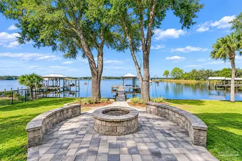 Exterior - 7677 Petersen Pt Rd, Milton, FL 32583 photo 9 of 11