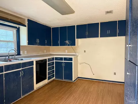 Kitchen - 5749 Windermere Trce, Pace, FL 32571 photo 2 of 2