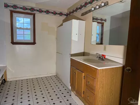 Bath - 5749 Windermere Trce, Pace, FL 32571 photo 1 of 2