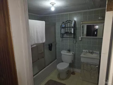 Bath - 6200 Arthur Brown Rd, Mcdavid, FL 32568 photo 1 of 2
