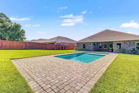Exterior - 8024 Silver Maple Dr, Milton, FL 32583 photo 3 of 10
