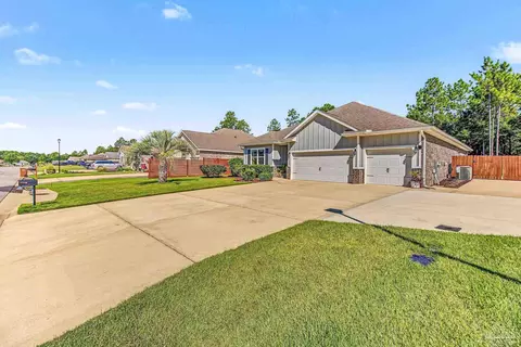 Exterior - 8024 Silver Maple Dr, Milton, FL 32583 photo 2 of 10
